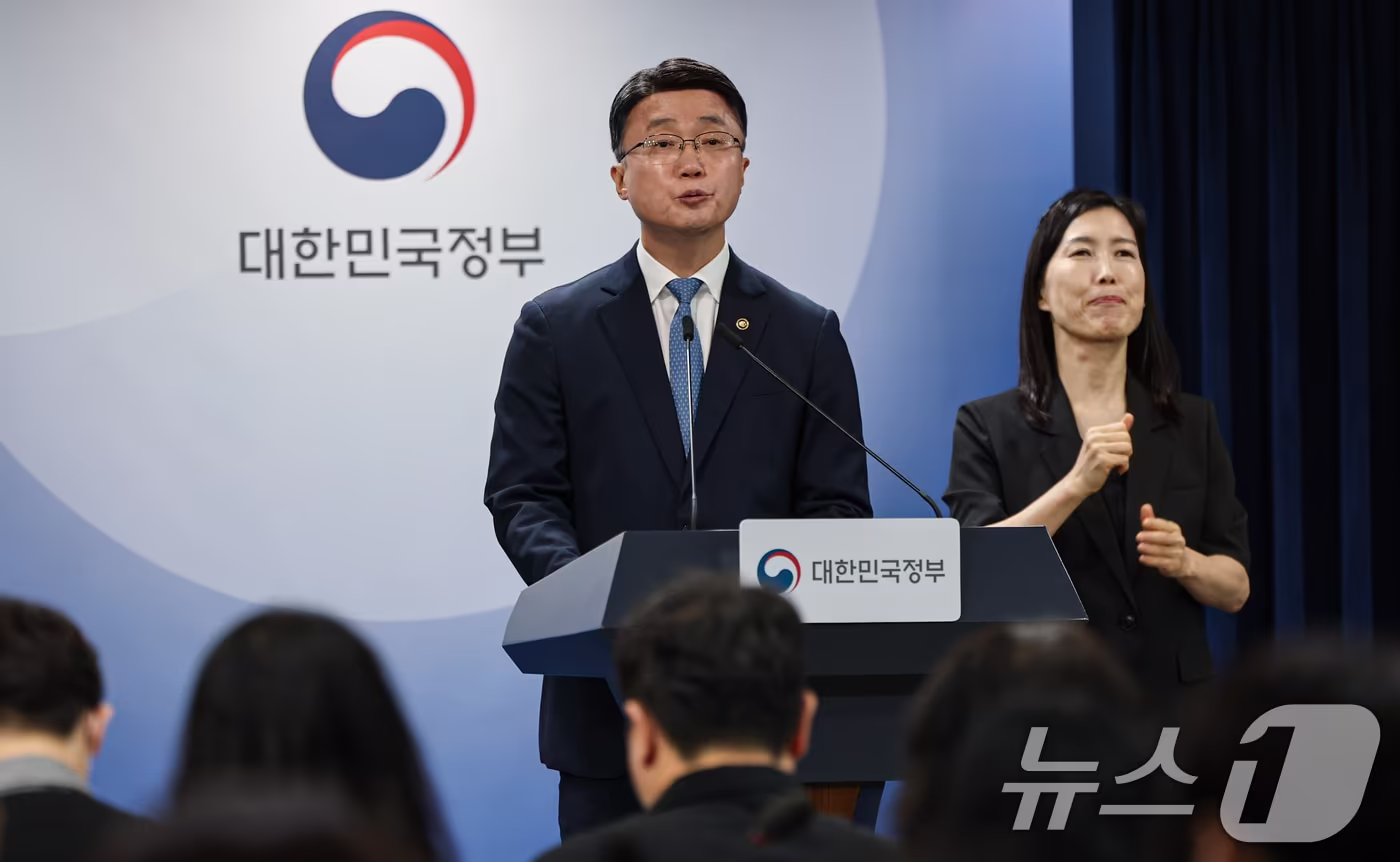 본문 이미지 - 류제명 과학기술정보통신부 제2차관이 18일 서울 종로구 정부서울청사에서 독자 AI파운데이션모델 프로젝트 2차 단계평가 결과 브리핑을 하고 있다. 2026.8.18 ⓒ 뉴스1 김도우 기자