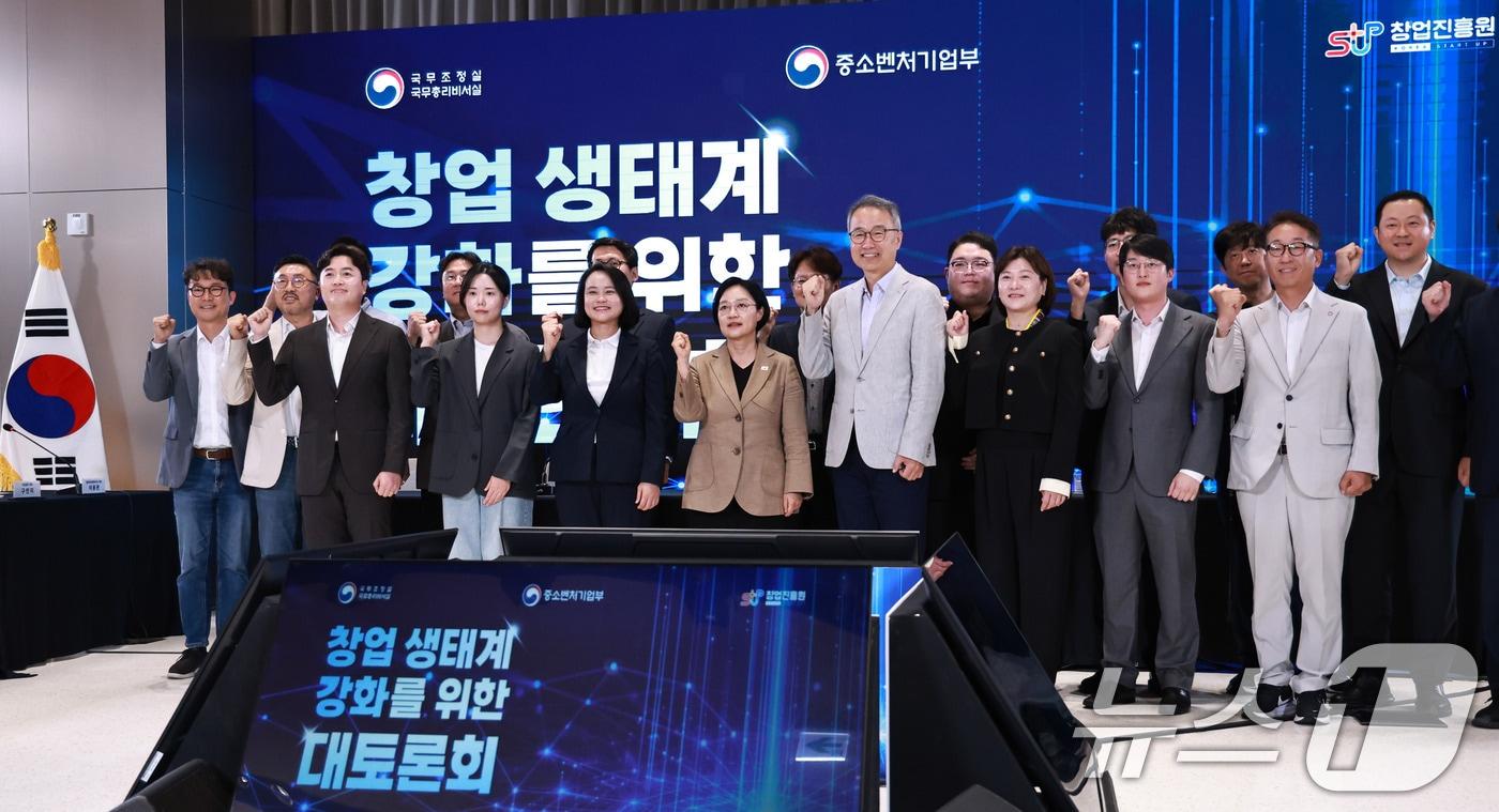 본문 이미지 - 한성숙 국무총리가 19일 오후 마포구 SVC서울에서 열린 창업생태계 강화 토론회에서 참석자들과 기념촬영을 하고 있다. 2026.8.19 ⓒ 뉴스1 구윤성 기자