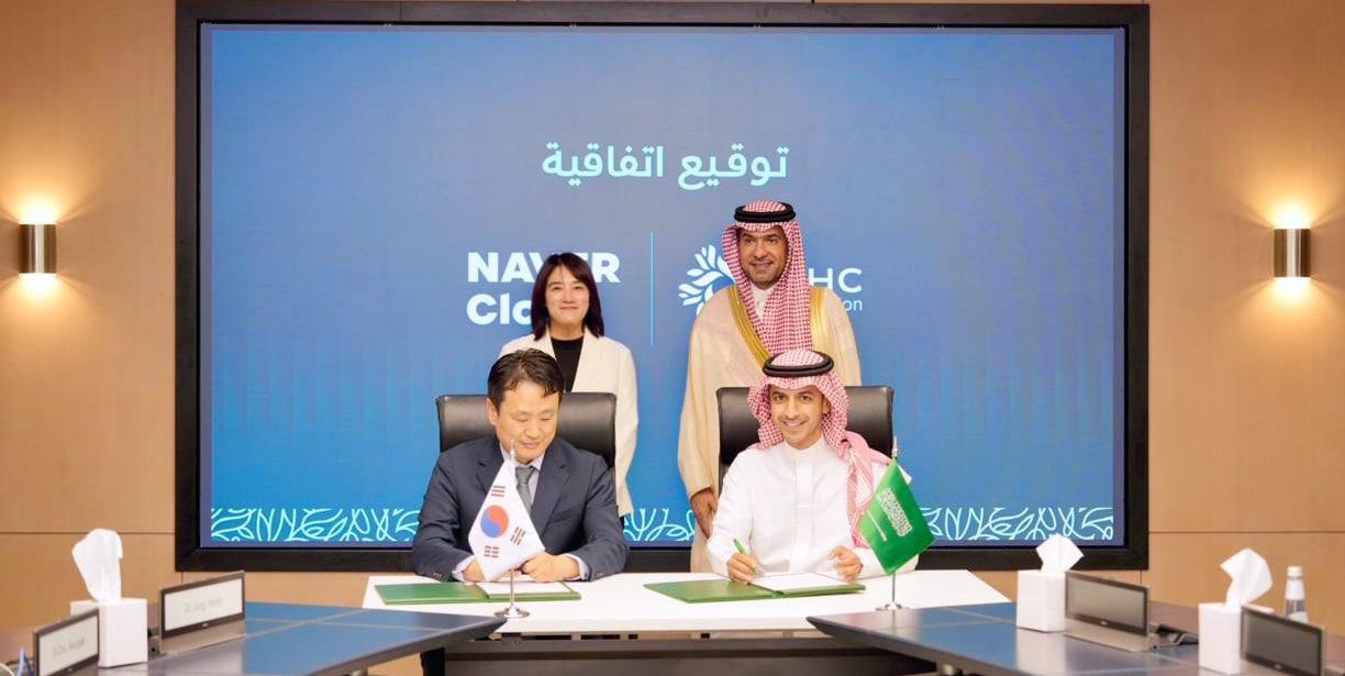 본문 이미지 - 지난해 5월 네이버클라우드는 사우디아라비아 주택공사와 전략합작법인 네이버 이노베이션 설립 계약을 맺었다. (왼쪽 뒤부터 시계방향으로) 채선주 네이버 전략사업 대표, 마제드 알 호가일 사우디 자치행정주택부 장관, 라이얀 알아킬 NHC 이노베이션 CEO, 한상영 네이버클라우드 글로벌DX&이노베이션 전무 (팀네이버 제공) ⓒ 뉴스1 유수연 기자