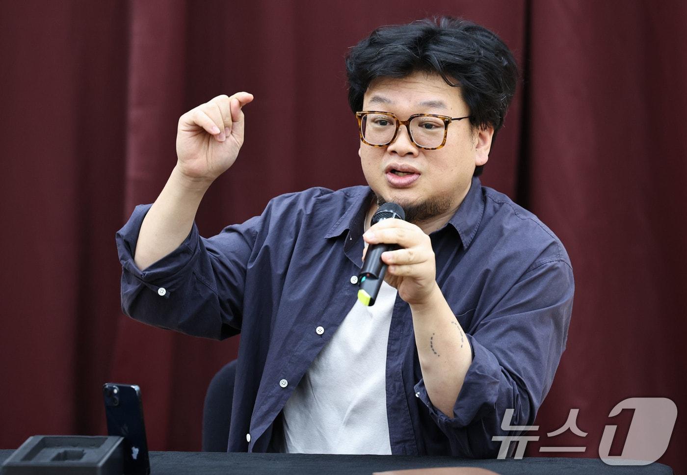 본문 이미지 - 양정욱 시노그라퍼가 3일 서울 종로구 세종문화회관 종합연습실에서 열린 ‘싱크넥스트 26 음악극’ 라운드인터뷰에서 작품에 대해 설명하고 있다. 2026.8.3 ⓒ 뉴스1 이종수 기자