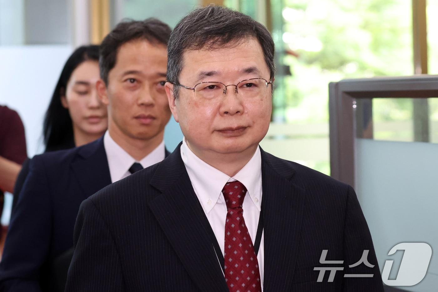 본문 이미지 - 추조 가즈오 주한 일본총괄공사가 4일 오후 서울 종로구 정부서출청사 별관 외교부로 초치돼 아시아태평양국장과 면담하기 위해 이동하고 있다. 이날 일본 방위성이 4일 각의(국무회의) 이후 발표한 올해 방위백서에서 독도 관련 영유권 주장을 했다. 2026.8.4 ⓒ 뉴스1 김명섭 기자