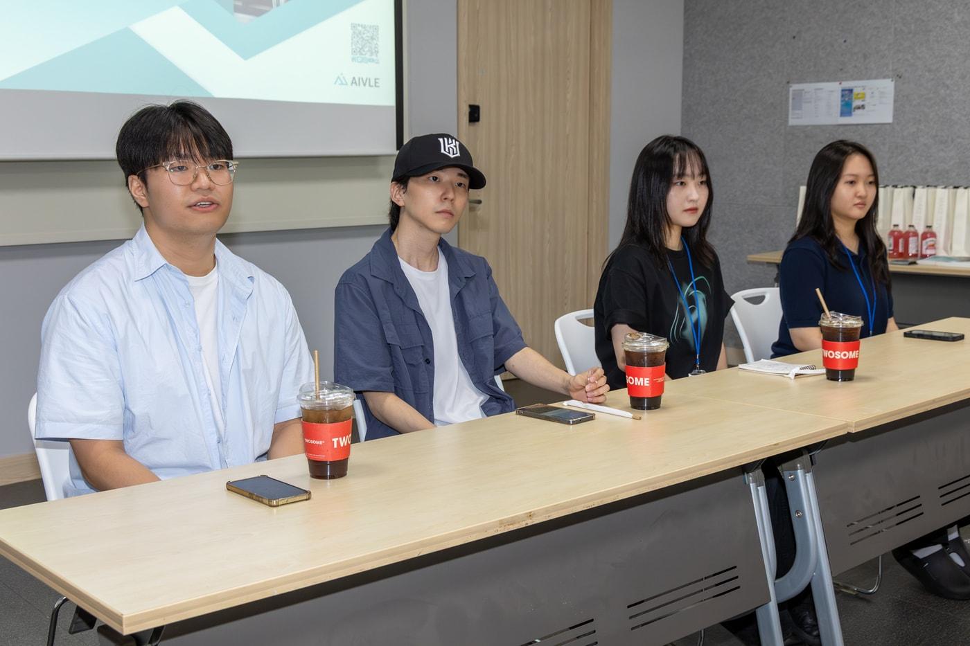 본문 이미지 - (왼쪽부터) KT 에이블스쿨 9기 김남훈·반재혁·이승현·최수빈 교육생이 인터뷰 질문에 답변을 하고 있다.(KT 제공)