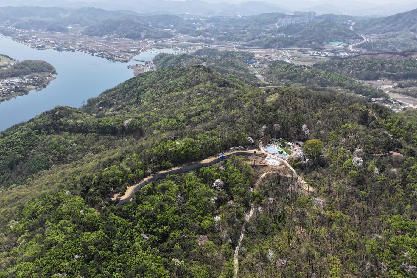 본문 이미지 - 충주 장미산성과 한강 원경(국가유산청 제공)
