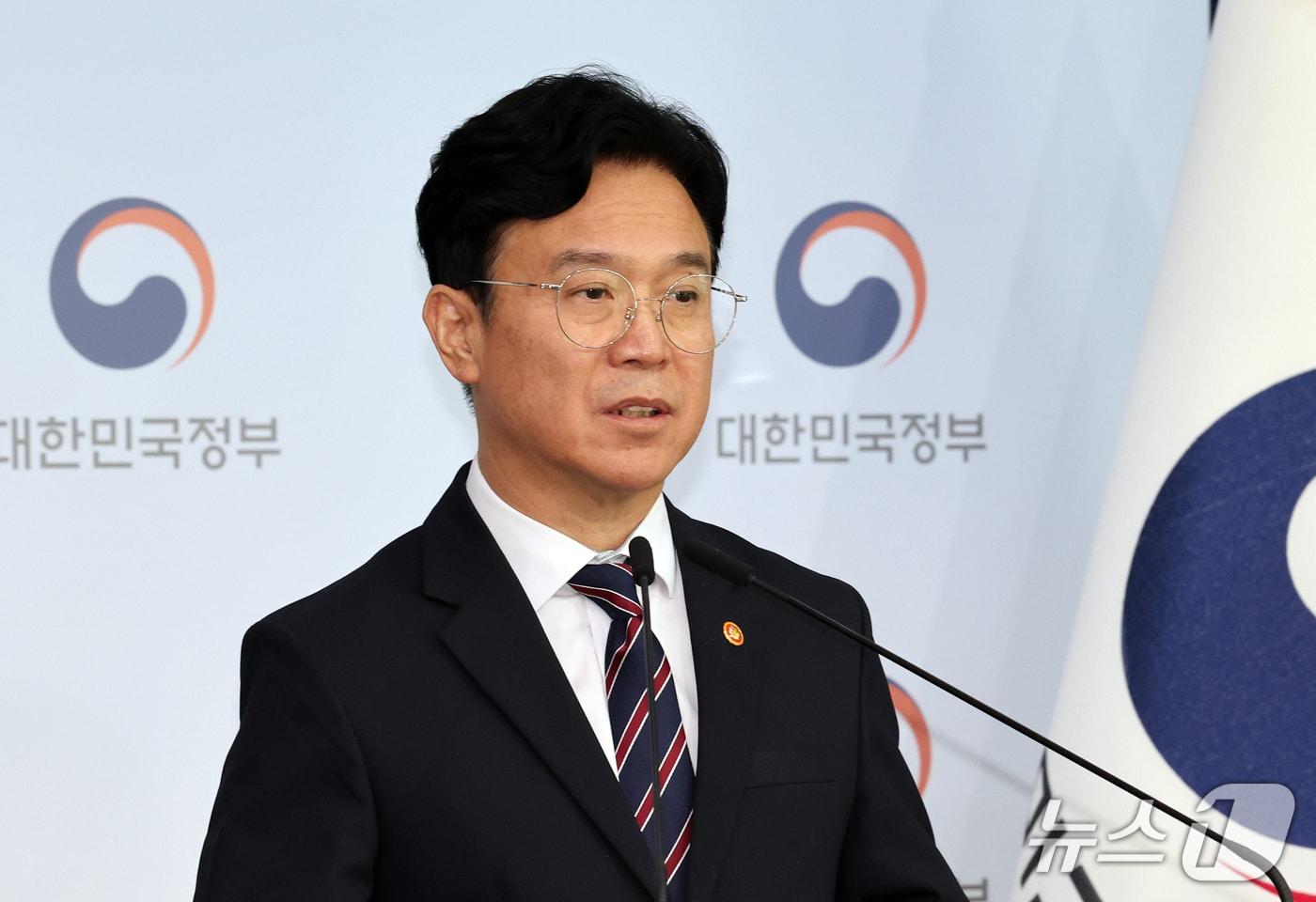 본문 이미지 - 김영훈 고용노동부 장관이 15일 서울 종로구 정부서울청사에서 메가특구 특별법 관련 사회적 대화 제안 브리핑을 하고 있다. 김 장관은 메가특구특별법 노동 특례에 대한 '원포인트 사회적 대화'를 제안했다. ⓒ 뉴스1 이종덕 기자