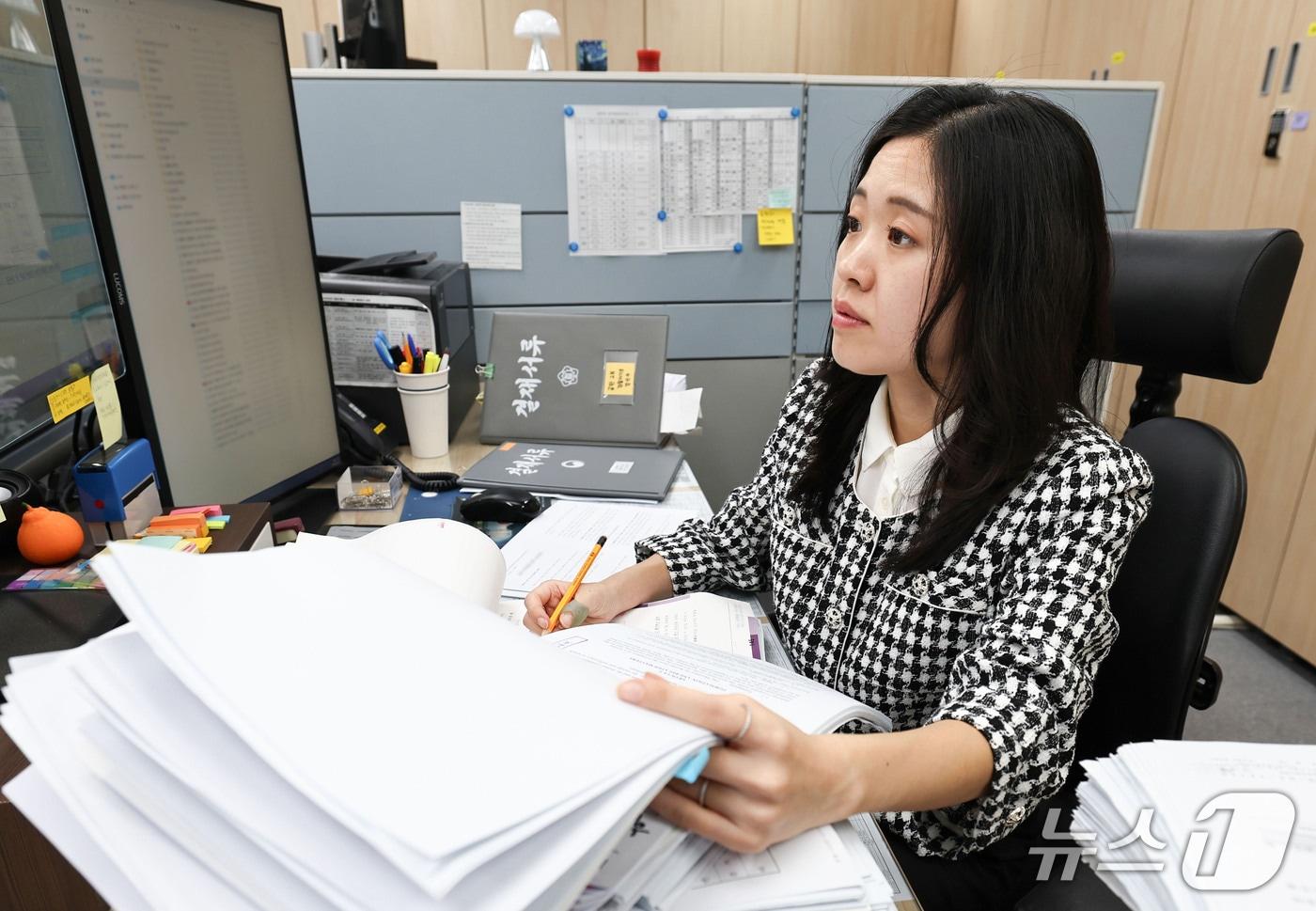 본문 이미지 - 서울중앙지검 공판2부 권예리 검사가 지난 17일 서울 서초구 서울중앙지검 공판2부 사무실에서 기록을 검토하고 있다. 2026.9.18 ⓒ 뉴스1 이종수 기자