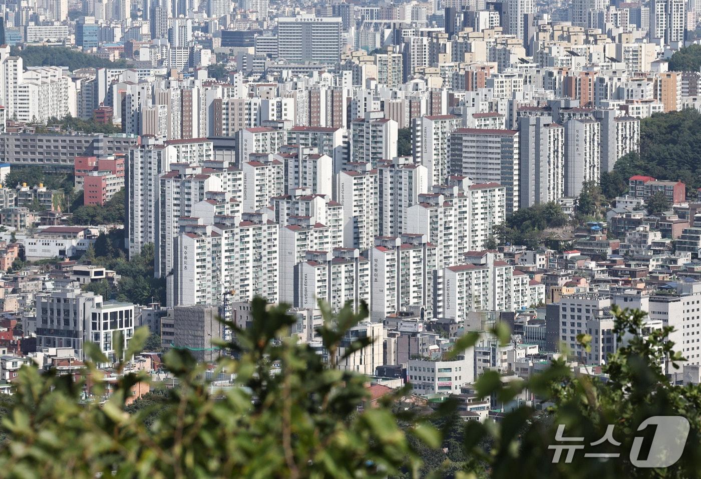 본문 이미지 - 서울 아파트 전셋값 상승세가 이어지면서 성북·동대문 등 중하위권 지역에서도 전용면적 84㎡ 기준 10억원 안팎의 전세 거래와 호가가 나타나고 있다. 서울 남산 전망대에서 바라본 아파트 단지 모습. 2026.9.20 ⓒ 뉴스1 이종수 기자