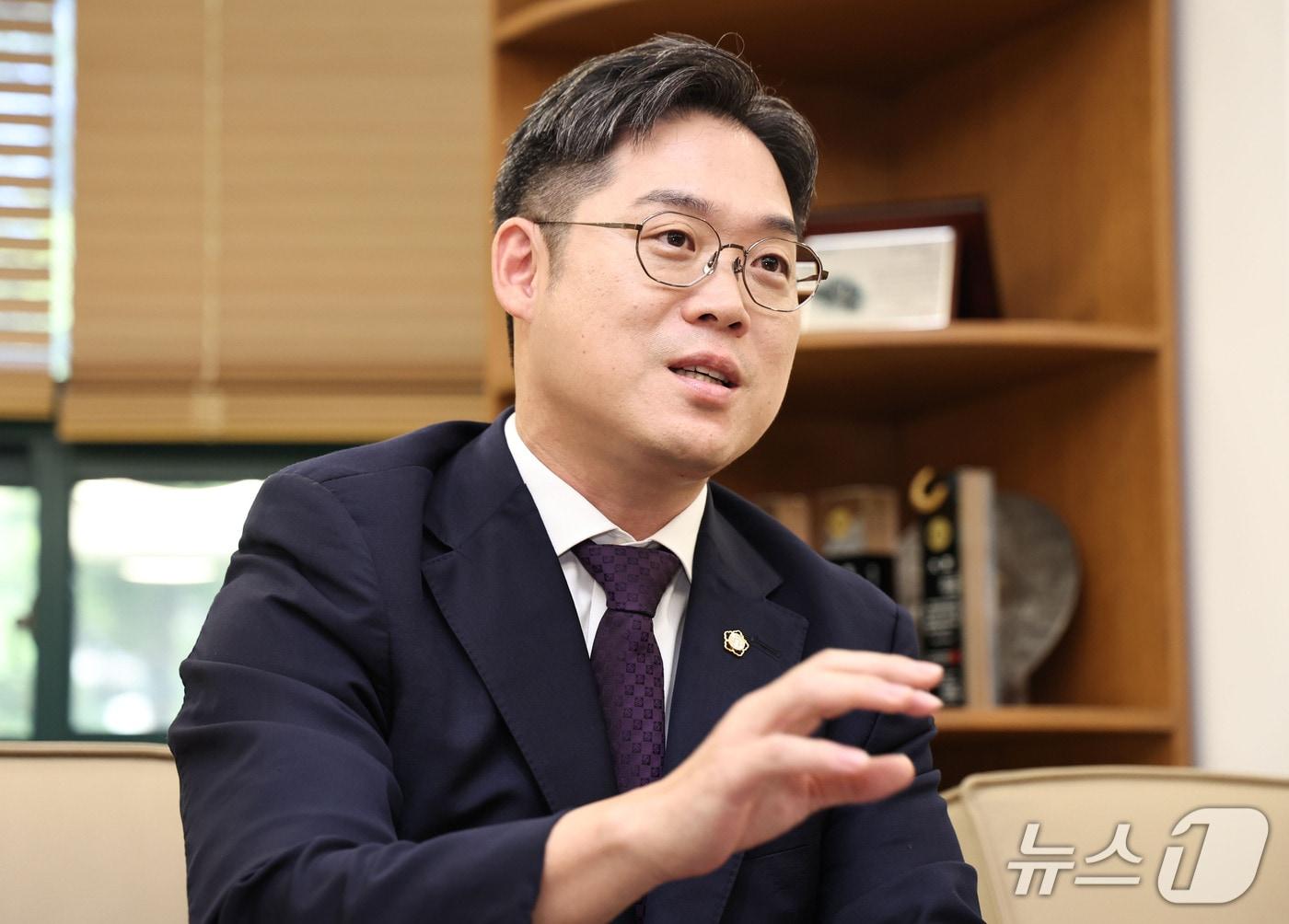 본문 이미지 - 김정욱 대한변호사협회장이 지난달 21일 서울 서초구 대한변호사협회에서 뉴스1과 인터뷰를 하고 있다. ⓒ 뉴스1 이종수 기자