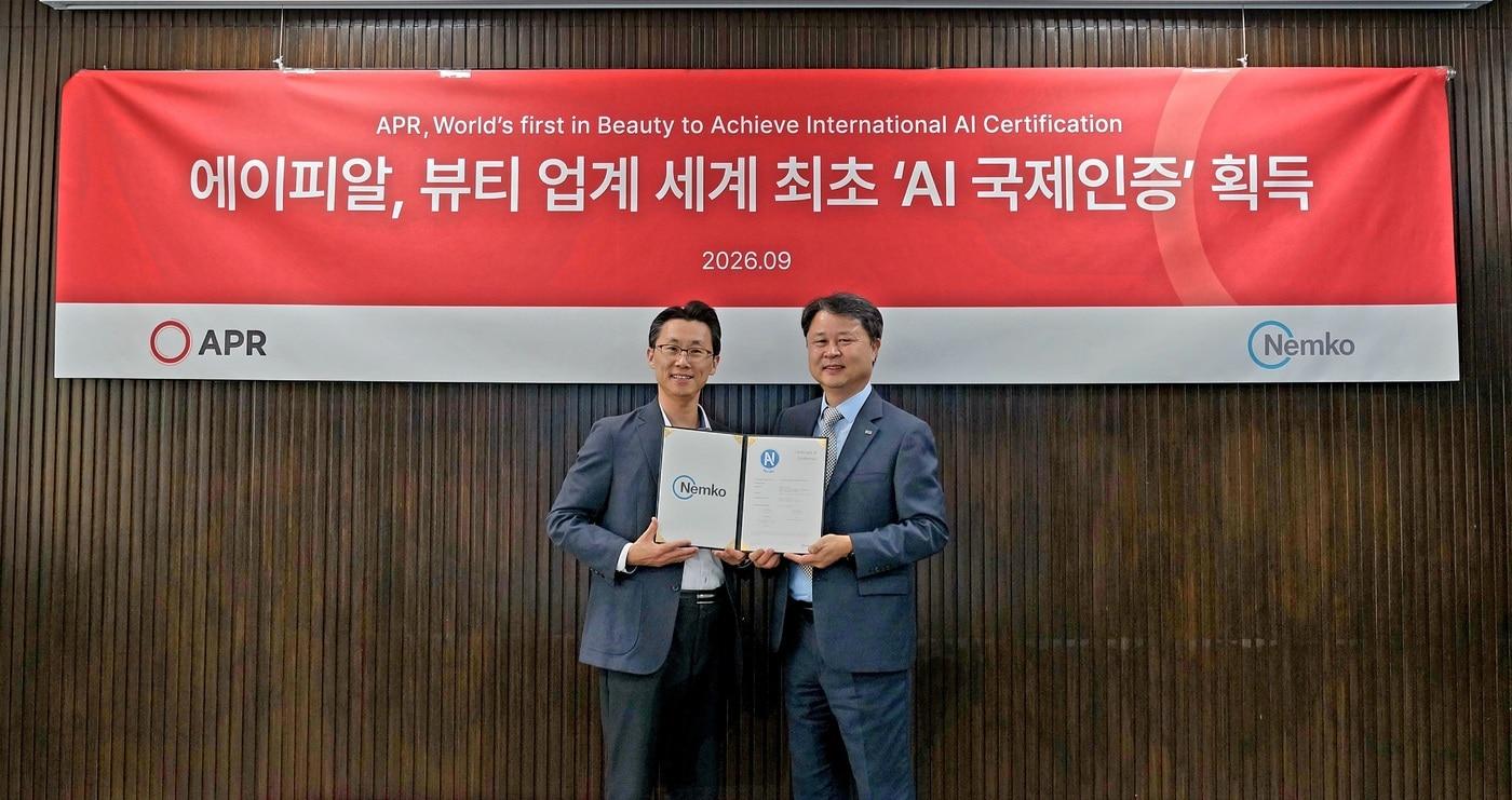 본문 이미지 - 신재우 에이피알 R&D 센터장과 곽삼근 넴코 코리아 전무가 기념사진을 찍고 있다.(에이피알 제공)