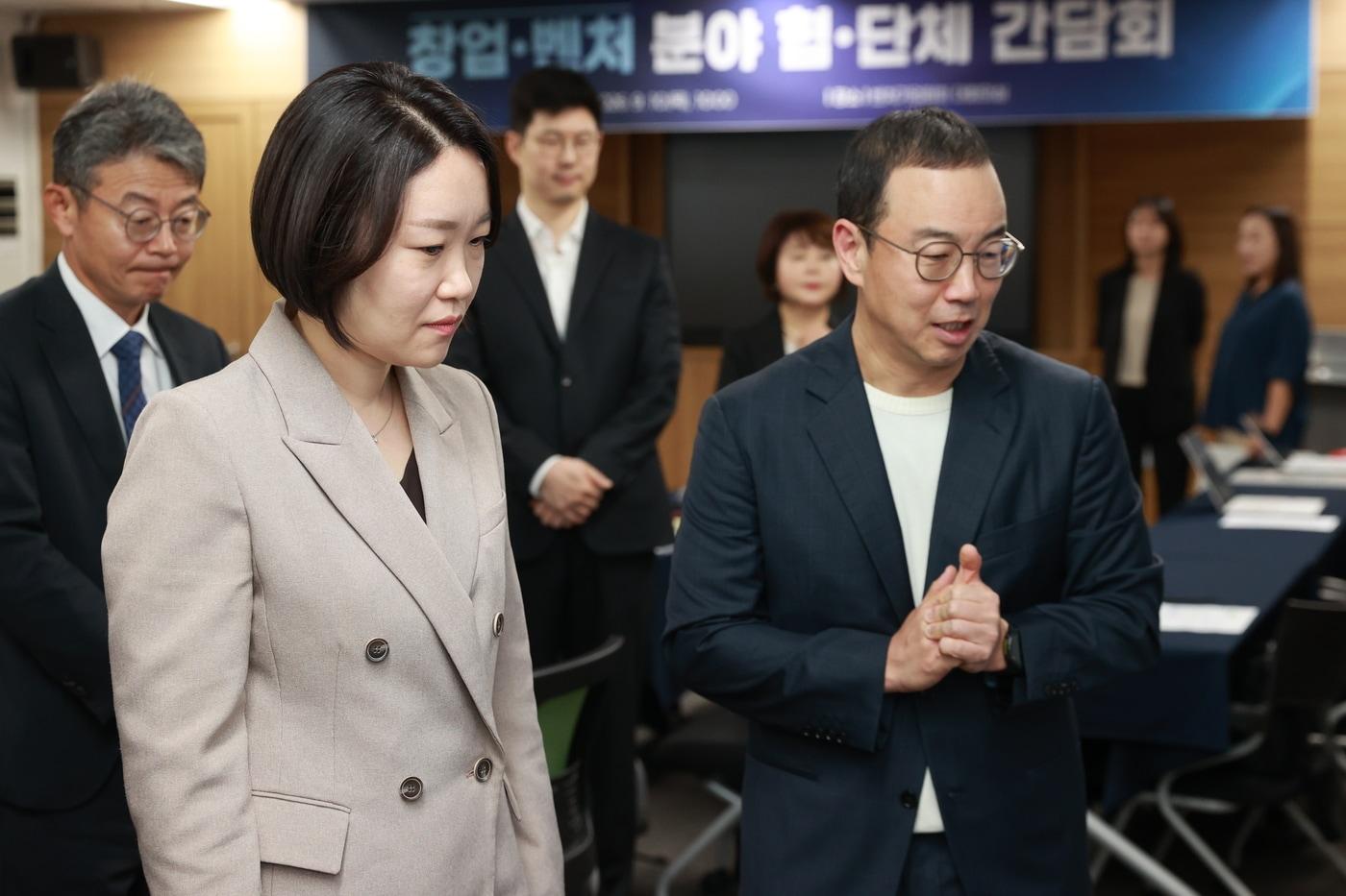 본문 이미지 - 이소영 중소벤처기업부 장관(당시 후보자)이 벤처기업협회를 방문해 송병준 벤처기업협회 회장을 만나고 있다.(벤처기업협회 제공)