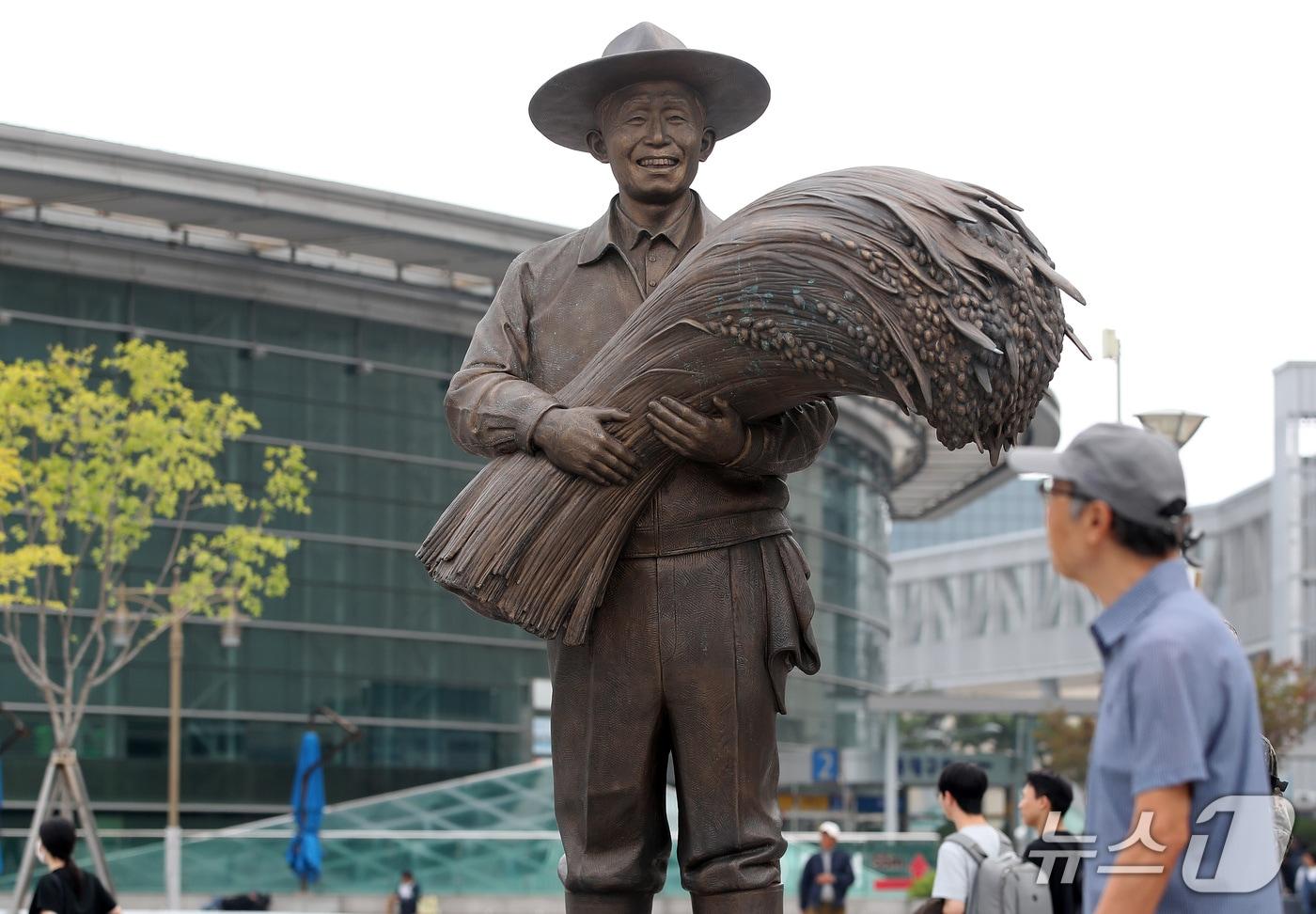 본문 이미지 - 동대구역 광장에 설치된 박정희 전 대통령 동상. ⓒ 뉴스1 공정식 기자