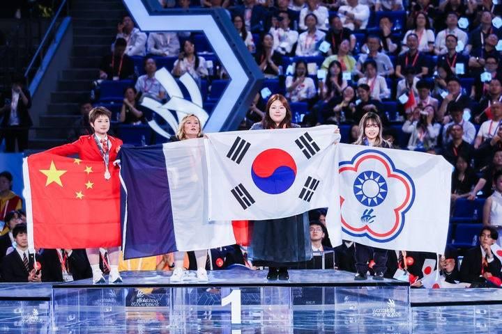 본문 이미지 - 중국 상하이에서 열린 제48회 국제기능올림픽대회 헤어디자인 종목에서 금메달을 획득한 김조영 선수가 27일 기념촬영을 하고 있다.(한국산업인력공단 제공. 재판매 및 DB 금지) 2026.9.28/뉴스1