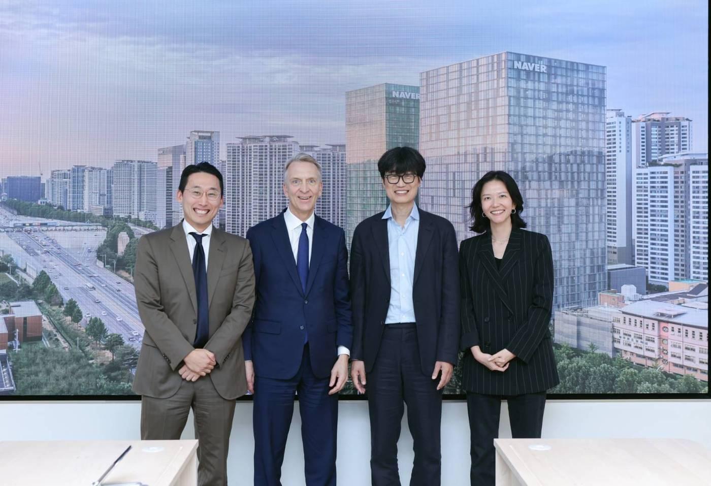 본문 이미지 - 3일 경기도 성남시에 위치한 네이버1784를 방문한 브루스 플랫 브룩필드 코퍼레이션 회장과 박준우 브룩필드코리아 대표가 이해진 네이버 의장, 최수연 네이버 CEO와 글로벌 AI 팩토리 구축 사업에 대한 후속 논의를 진행했다. (네이버 제공)
