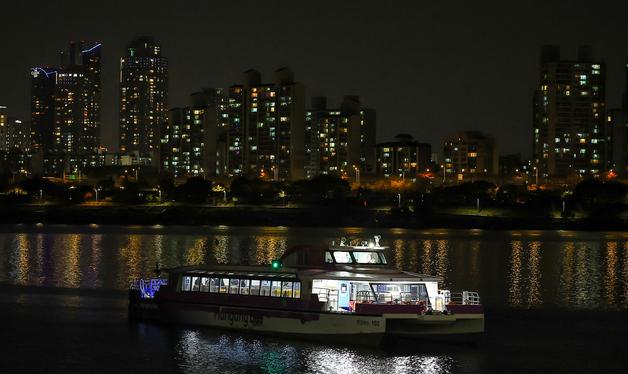 한강버스 강바닥에 걸려 멈춰...승객 80여 명 구조