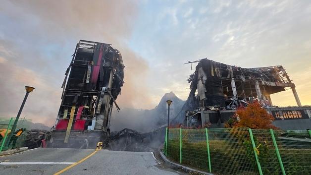 기둥만 남은 이랜드 물류창고
