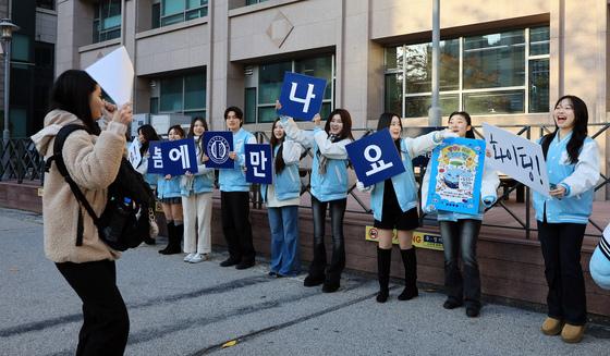 응원받으며 면접입장하는 수험생