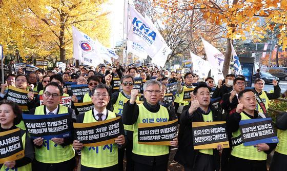 구호 외치는 전국 의사들 '환자 안전 위협하는 성분명처방 규탄'