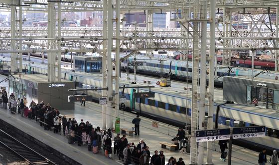 열차에 내려 이동하는 귀경객들