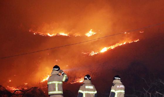 강풍에 확산되는 밀양 산불