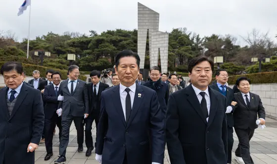 대구 2·28민주의거기념탑 참배 후 이동하는 정청래 대표