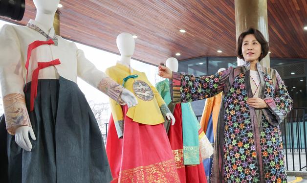 김혜경 여사, 한지로 만든 한복 착용