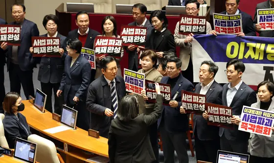 국민의힘 피켓 농성 지나는 정청래 민주당 대표