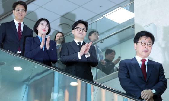 김종혁에게 손뼉치는 한동훈·배현진