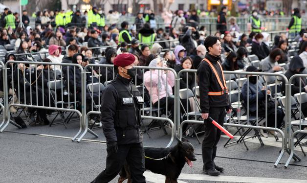 경찰특공대, BTS 공연 앞두고 폭발물 탐지견 동원한 수색