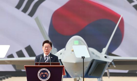 KF-21 양산 1호기 출고식 격려사하는 이재명 대통령