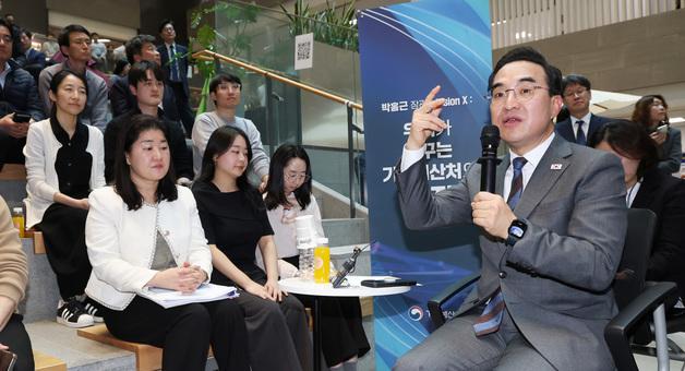 직원들과 대화 나누는 박홍근 기획예산처 장관