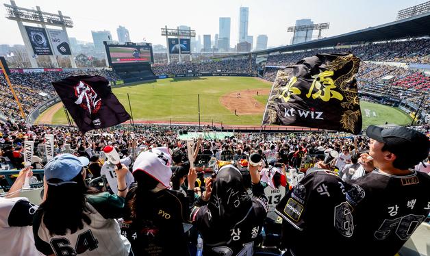 '뜨겁다' 프로야구 열기, 개막 5경기 모두 매진