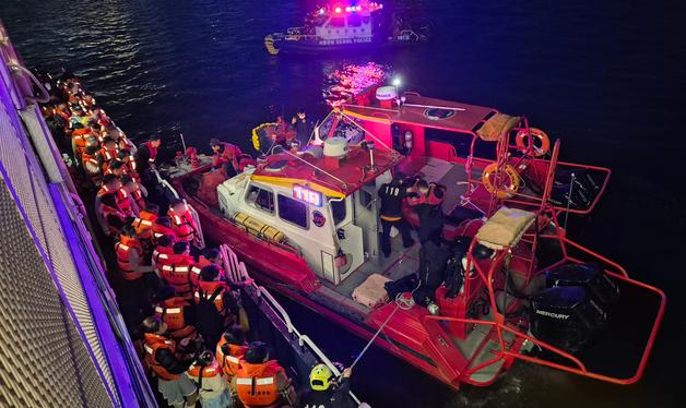 반포대교 유람선 좌초…승객 300여명 구조