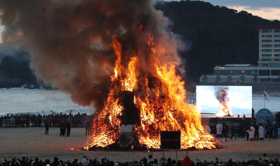 부산 해운대해수욕장서 달집 태우기