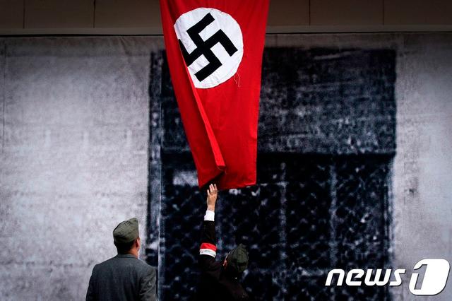 美 주정부 건물에 어떻게 나치 상징 '하켄크로이츠'가? - 뉴스1