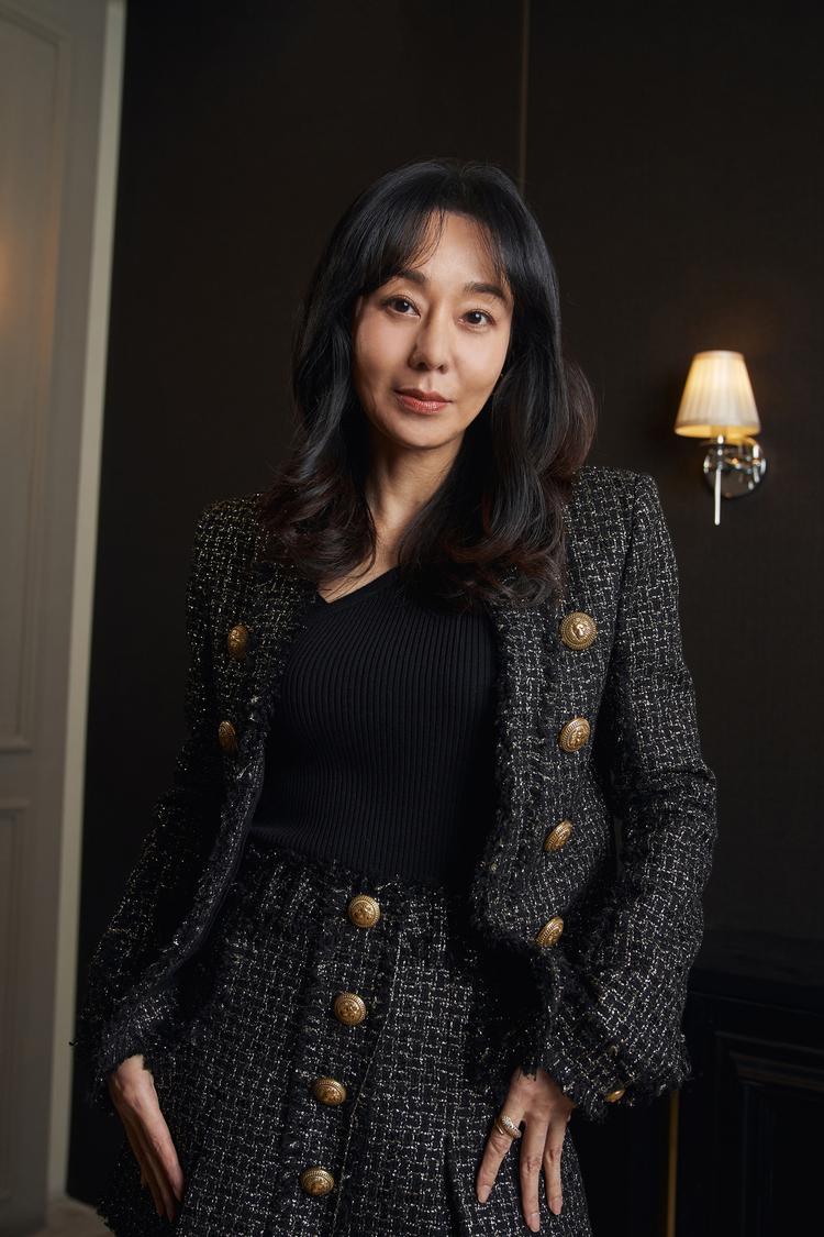 김윤진