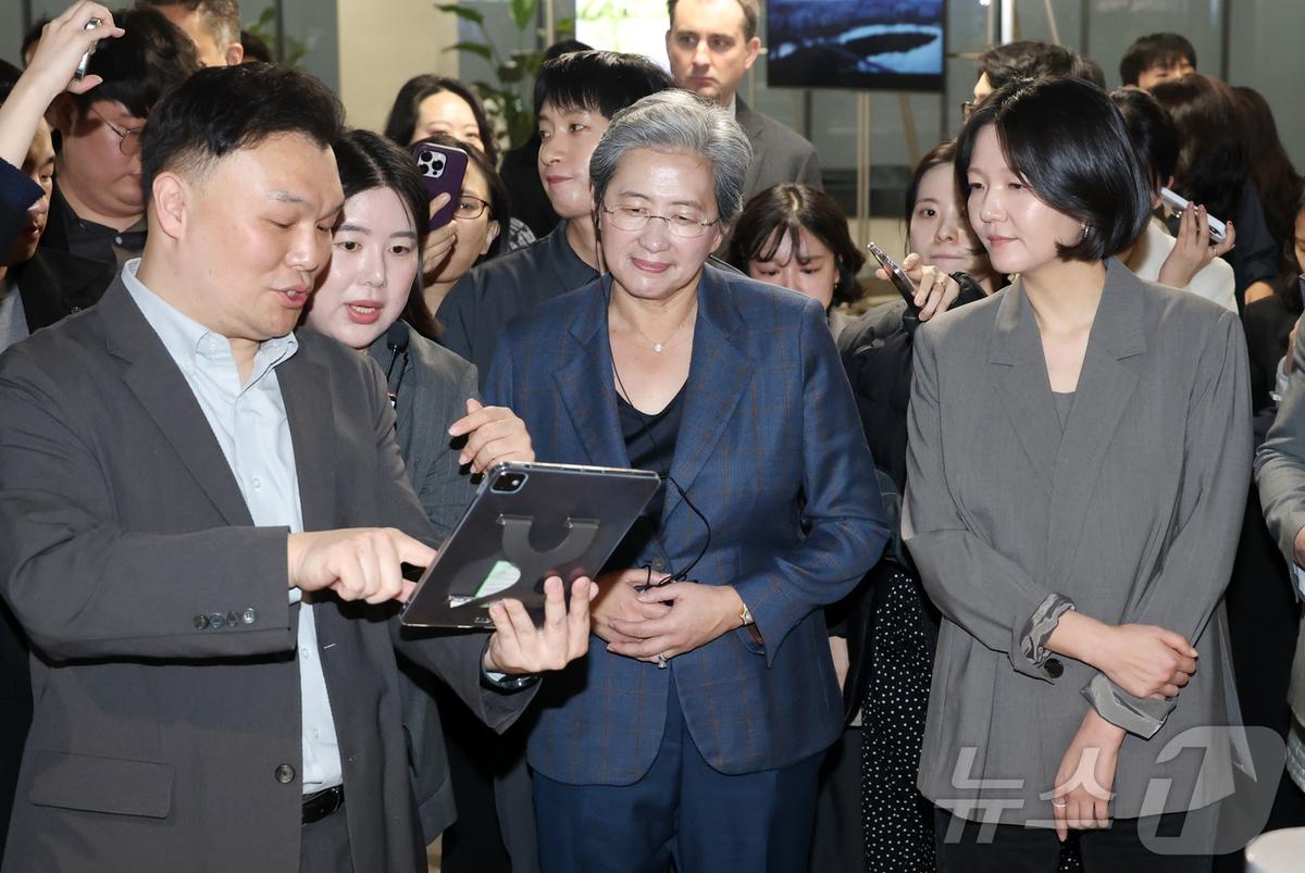 방한 리사 수의 연쇄 'AI 동맹'…BTS 컴백에 통신사·플랫폼 총력 - 뉴스1