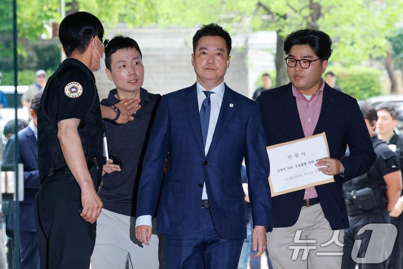 '김수현 명예훼손' 가세연 김세의, 구속적부심 출석…말 없이 미소 - 뉴스1